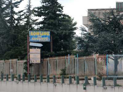 Siamo ora davanti a un edificio che coloro che sono stati giovani negli anni 80 e 90 ricorderanno bene: il �Bowling del Levante�, una grande sala che ospitava l�unico bowling di Bari. Di quel tempio dello svago non � rimasto nulla, se non un�insegna di un blu sbiadito con una scritta gialla che indica nostalgicamente un posto che non c�� pi�